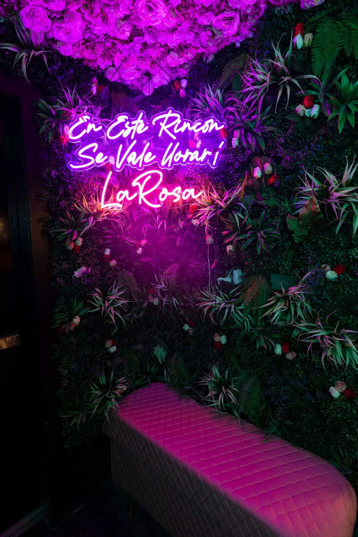 En Este Rincón Se Vale Llorar neon corner